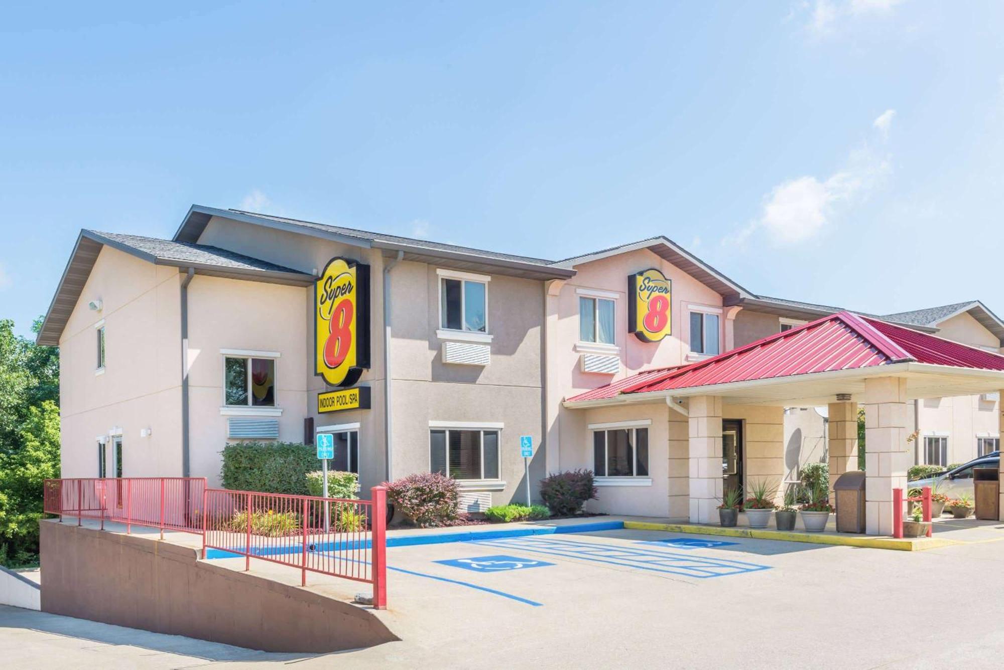 Super 8 By Wyndham Bloomington University Area Exterior foto