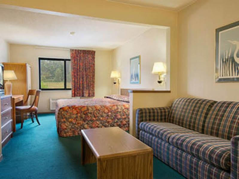 Super 8 By Wyndham Bloomington University Area Exterior foto